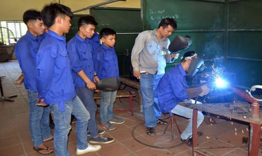 học viên tham gia khóa học đào tạo nghề hàn trong một cơ sở dạy nghề tại Tuyên Quang. Ảnh: Văn Tùng