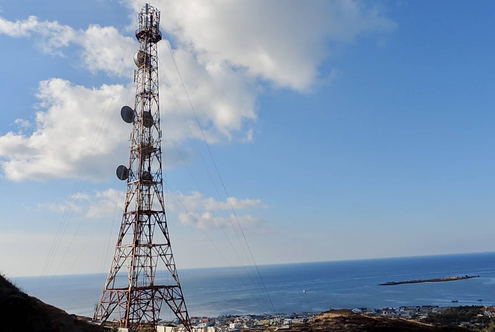 Các thiết bị truyền, nhận sóng di động trên trạm BTS ở đảo Phú Quý. Ảnh: Duy Tuấn 