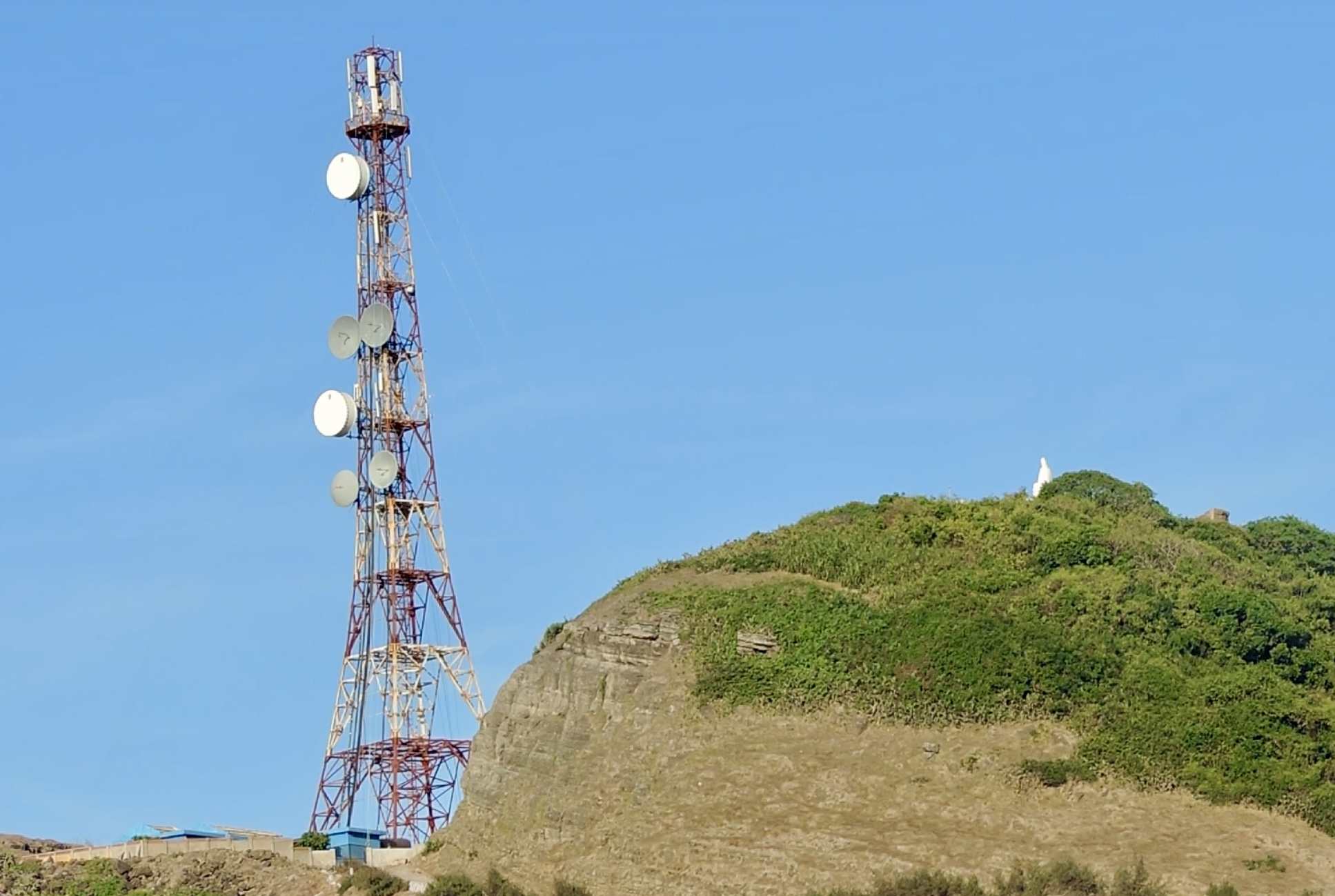 Trạm thu phát sóng sóng viễn thông trên đỉnh núi Cao Cát, đảo Phú Quý. Ảnh: Duy Tuấn