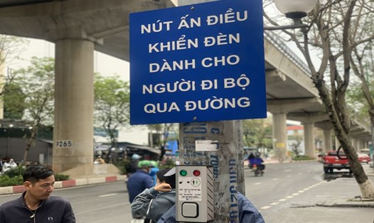 Đèn tín hiệu cho người đi bộ ở Hà Nội không phát huy tác dụng trong thực tế. Ảnh: Khánh An