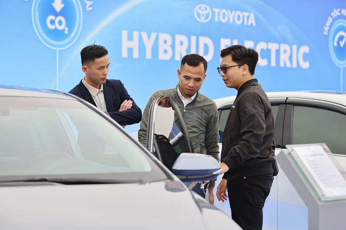 Khu vực trưng bày xe Hybrid được nhiều người quan tâm. Ảnh: Sự kiện Toyota Carnival