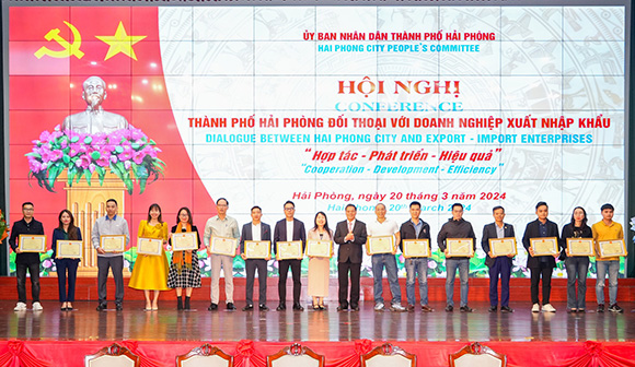 Chủ tịch UBND TP Hải Phòng Nguyễn Văn Tùng tặng bằng khen các doanh nghiệp FDI có thành tích xuất sắc. Ảnh: Đàm Thanh
