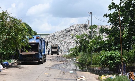 Lượng rác đang lưu chứa tạm tại nhà xưởng của Nhà máy xử lý rác thải Bến Tre sẽ được di với về bãi rác Phú Hưng. Ảnh: Thành Nhân
