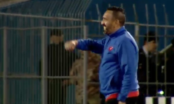 Trợ lí Moulay Azzeggouarh thay huấn luyện viên Troussier dẫn dắt U23 Việt Nam ở 2 trận giao hữu tại Tajikistan. Ảnh cắt từ video
