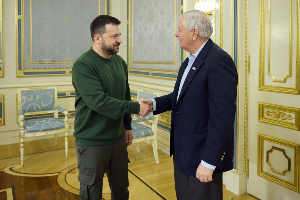 Tổng thống Ukraina Volodymyr Zelensky tiếp Thượng nghị sĩ Mỹ Lindsey Graham trong chuyến thăm Kiev ngày 18.3.2024. Ông Graham là người đề xuất . Ảnh: Văn phòng Tổng thống Ukraina