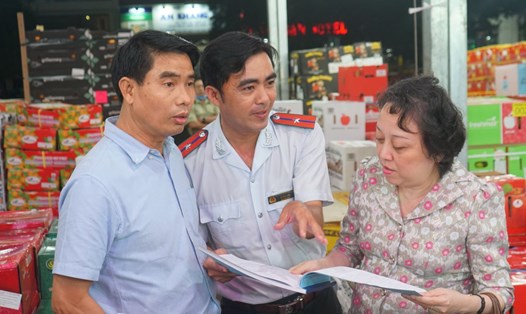 Bà Phạm Khánh Phong Lan, Giám đốc Sở An toàn thực phẩm TPHCM (bên phải ảnh) cùng đoàn kiểm tra an toàn thực phẩm tại TPHCM. Ảnh: Thanh Chân