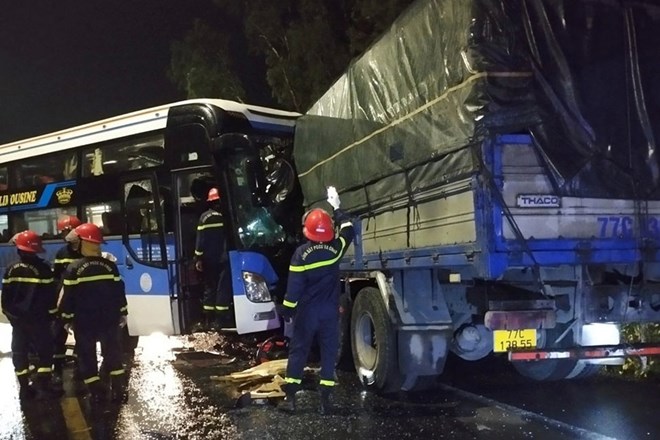 Xe khách và xe tải va chạm ở Phú Yên, 8 người thương vong