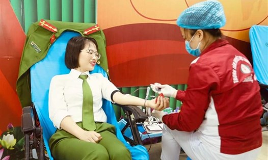Đại úy Đặng Nữ Hồng Hạnh tình nguyện hiến máu cứu bệnh nhân qua cơn nguy kịch. Ảnh: Bocongan.gov.vn