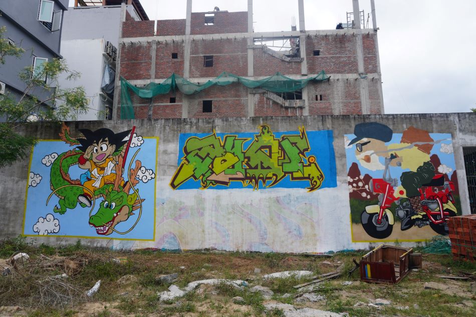 Hình vẽ nhân vật truyện tranh tại một mảng tường của căn nhà cũ. Ảnh: Văn Trực
