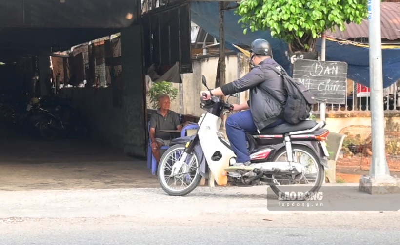 Ghi nhận của phóng viên Báo Lao Động sáng ngày 21.3, nhiều trường hợp học sinh đang học tại Trường THPT Diệp Minh Châu (thị trấn Tiên Thuỷ, huyện Châu Thành, tỉnh Bến Tre) điều khiển phương tiện xe gắn máy đến trường khi chưa đủ tuổi.