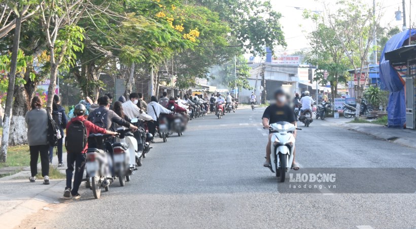 Lực lượng CSGT Công an huyện Châu Thành phối hợp cùng Công an thị trấn Tiên Thuỷ ra quân, phát hiện nhiều trường hợp học sinh điều khiển xe gắn máy khi chưa đủ tuổi.