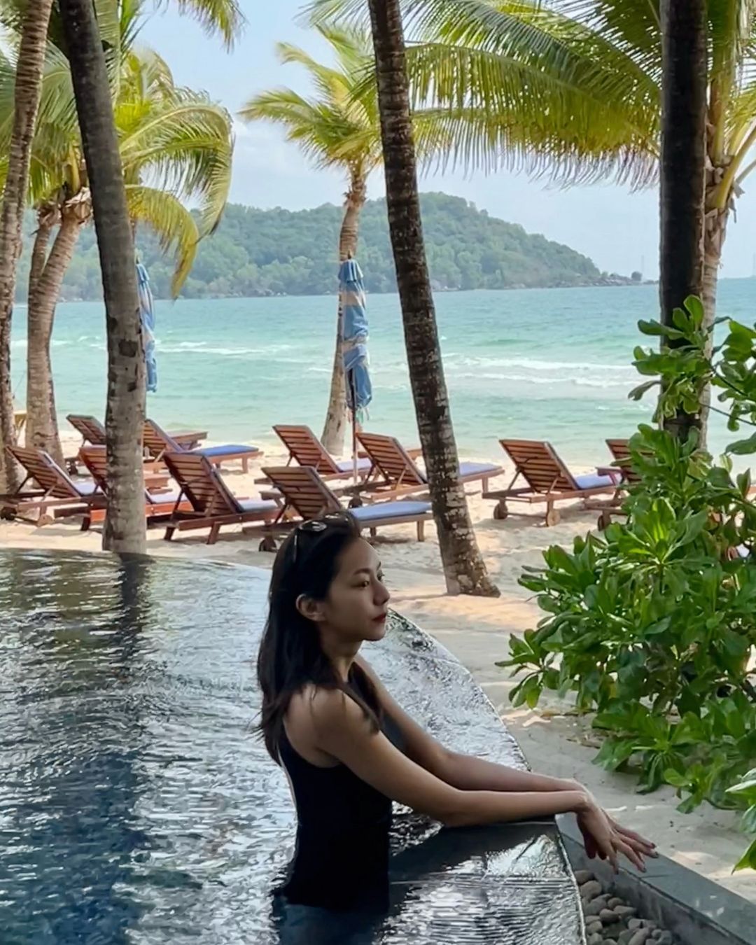 Nữ thần Kpop nổi tiếng với body bốc lửa tự tin thả dáng bikini tại biển Phú Quốc. 