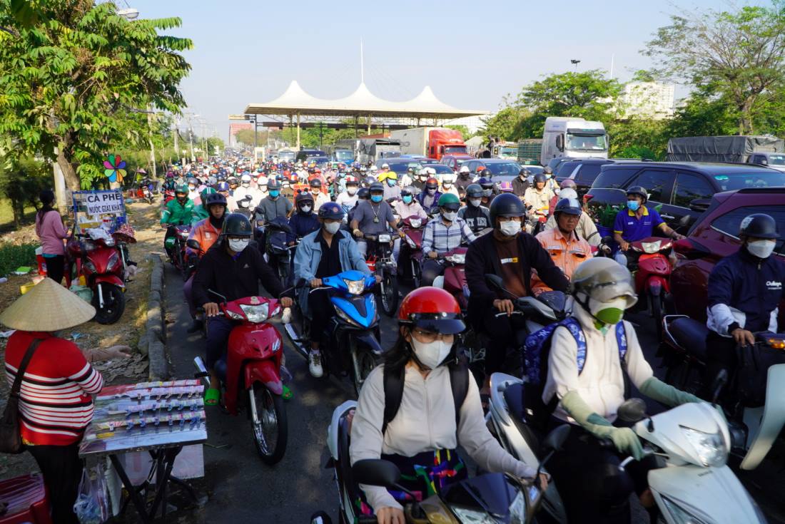 Từ khoảng 7h sáng ngày 21.3, đường Nguyễn Văn Linh đoạn giao với đường Nguyễn Hữu Thọ đã xảy ra tình trạng ùn ứ, kẹt xe.