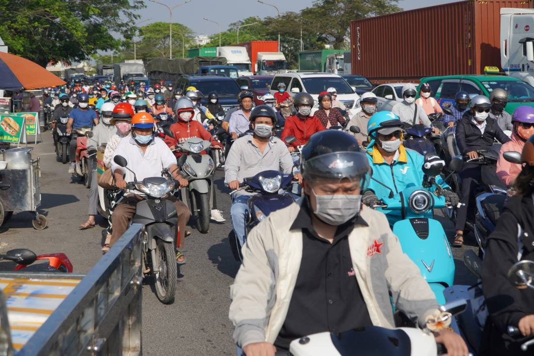 Tình trạng kẹt xe xảy ra ở tất cả các làn đường, kéo dài từ trạm thu phí đến đoạn giao với đường Nguyễn Hữu Thọ, dài khoảng 300m. 