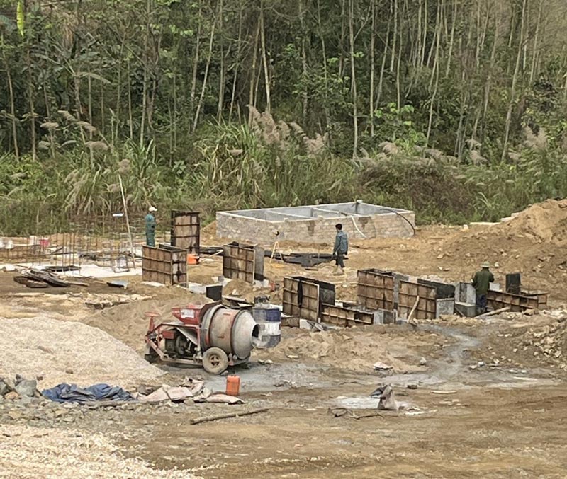 Các công nhân đang đổ móng xây dựng trạm trộn bê tông Đạt Phương trên đất rừng. Ảnh: Người dân cung cấp.