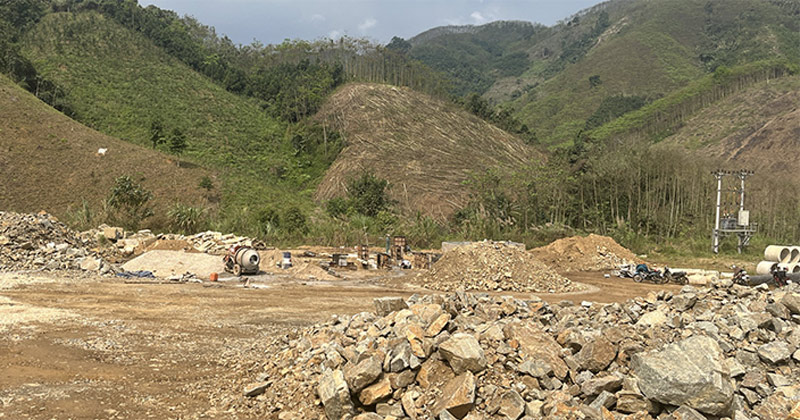 Trạm bê tông Đạt Phương đang được xây dựng trên đất rừng tại xóm Thỉn Ngầm, xã Tân Thượng, huyện Văn Bàn, tỉnh Lào Cai. Hình ảnh được người dân ghi nhận vào ngày ? .3.2024.