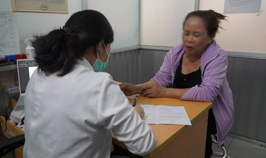 Bệnh nhân được bác sĩ tư vấn trước khi tiêm vaccine phòng dại tại Viện  Pasteur TPHCM. Ảnh: Chân Phúc