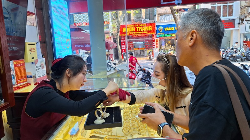Không khí mua - bán tấp nập tại cơ sở kinh doanh vàng trên đường Trần Nhân Tông. Ảnh: Đền Phú