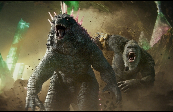 Trong trailer, chiếc găng tay vàng của Kong khiến khán giả vô cùng thích thú. Ảnh: CGV
