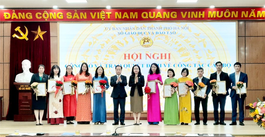 Giám đốc Sở GDĐT Trần Thế Cương cùng Phó Giám đốc Sở GDĐT Vương Hương Giang trao Quyết định và tặng hoa cán bộ quản lý các trường tư thục  