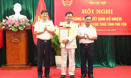 Ông Lê Anh Thông (thứ 2 từ trái sang) được bổ nhiệm giữ chức Phó Cục trưởng Cục Thuế tỉnh Phú Yên. Ảnh: Tổng cục Thuế.