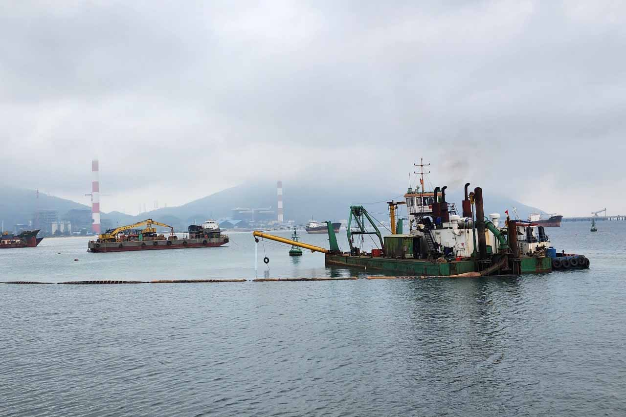 Tàu thuyền vào chở hàng ở cảng Vũng Áng. Ảnh: Trần Tuấn.