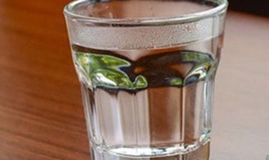 Nước lọc là một trong những loại người muốn giảm axit uric cần uống đủ mỗi ngày. Ảnh: Sưu tập