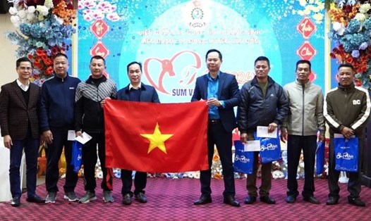 Công đoàn Nông nghiệp và Phát triển nông thôn Việt Nam trao tặng Cờ Tổ quốc cho Nghiệp đoàn nghề cá. Ảnh: CĐN
