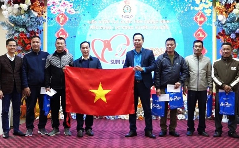 Công đoàn Nông nghiệp và Phát triển nông thôn Việt Nam trao tặng Cờ Tổ quốc cho Nghiệp đoàn nghề cá. Ảnh: CĐN