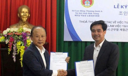 Đại diện các bên ký kết thỏa thuận hợp tác về tuyển dụng lao động Đắk Nông làm việc có thời vụ về lĩnh vực nông nghiệp tại Hàn Quốc. Ảnh: Bảo Lâm