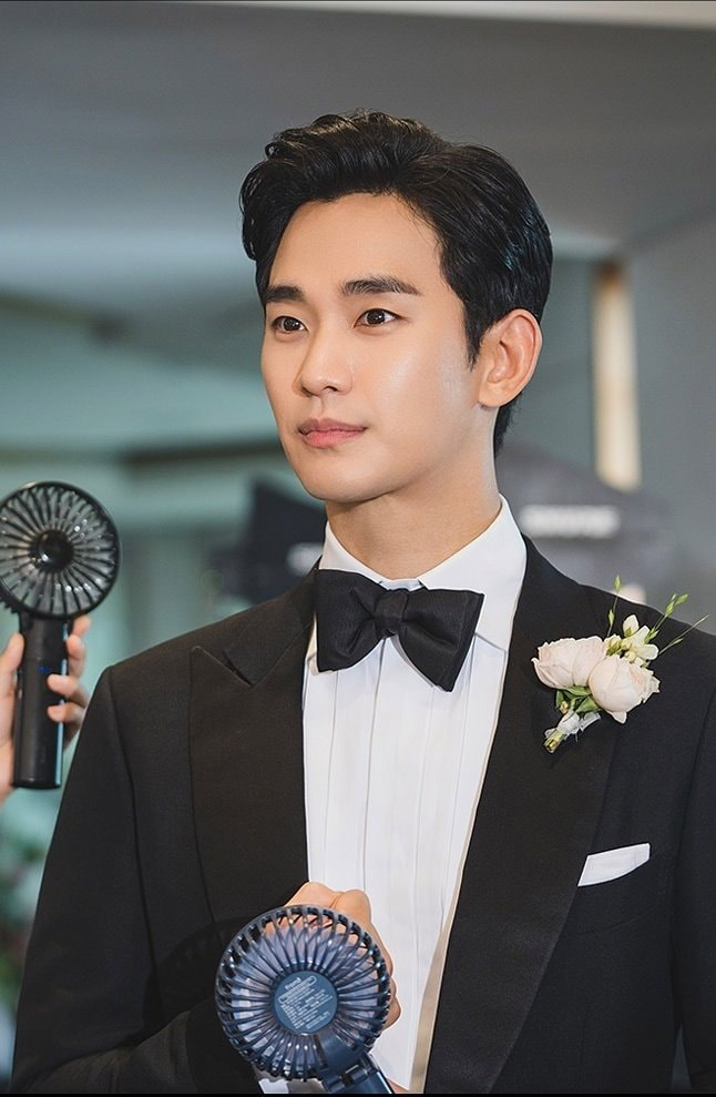 Bộ phim “Nữ hoàng nước mắt” cũng đánh dấu màn tái hợp giữa Kim Soo Hyun và biên kịch Park Ji Eun - biên kịch của bộ phim từng gây sốt toàn châu Á “Vì sao đưa anh tới“. Ảnh: Instagram nhân vật. 