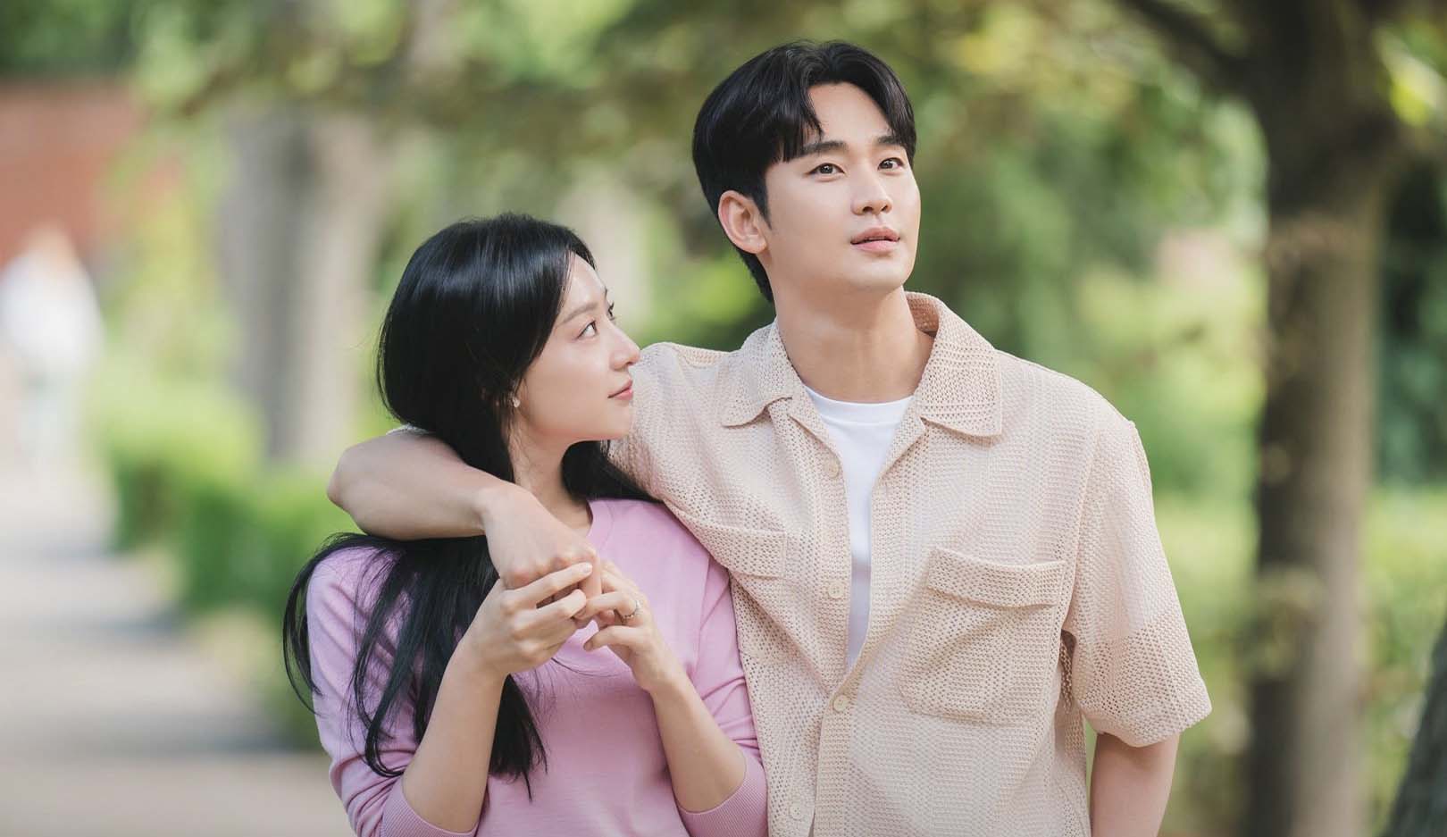 Trong phim “Nữ hoàng nước mắt“, Kim Soo Hyun vào vai Baek Hyun Woo - một luật sư với bộ óc thông minh. Bộ phim xoay quanh cuộc hôn nhân giữa Baek Hyun Woo và tiểu thư tài phiệt Hong Hea In (Kim Ji Won đóng). Cả hai được đánh giá là đẹp đôi và ủng hộ “phim giả tình thật“. Ảnh: Instagram nhân vật.