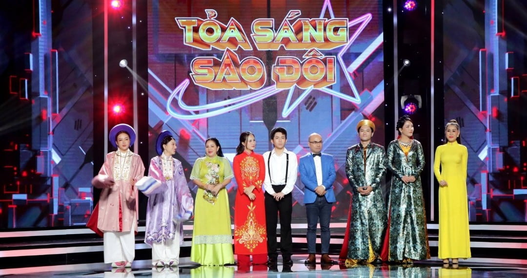 Các cặp đôi và ban giám khảo của chương trình "Tỏa sáng sao đôi 2024". Ảnh: NSX