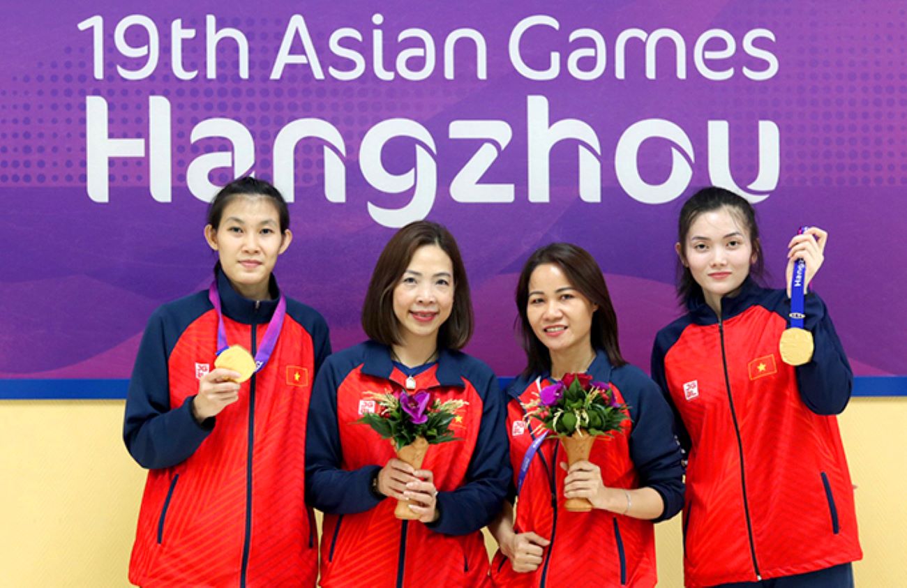 Trần Thị Ngọc Yến cùng đồng đội tuyển cầu mây Việt Nam nhận Huy chương vàng. Ảnh: NVCC