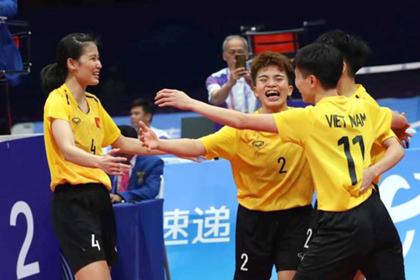 Trần Thị Ngọc Yến (trái) chia sẻ cùng đồng đội niềm vui chiến thắng. Ảnh: NVCC 