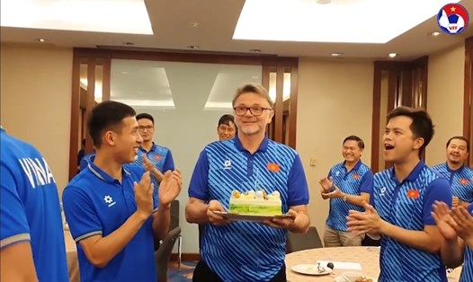 Đội tuyển Việt Nam tổ chức sinh nhật cho huấn luyện viên Troussier. Ảnh: VFF