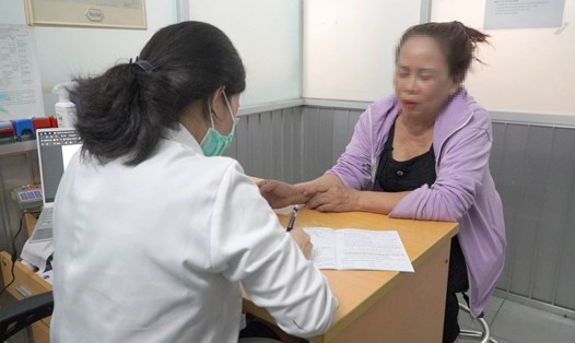Bệnh nhân được bác sĩ tư vấn trước khi tiêm vaccine phòng dại tại Viện Pasteur TPHCM. Ảnh: Chân Phúc
