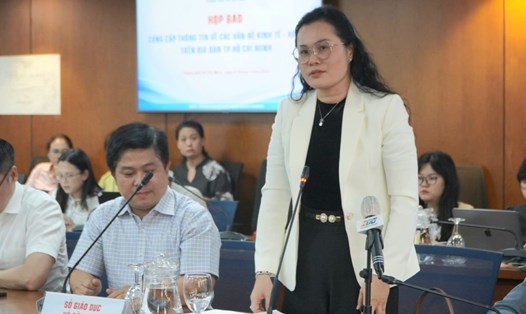 Bà Lê Thụy Mỵ Châu - Phó Giám đốc Sở Giáo dục và Đào tạo (GDĐT) TPHCM tại buổi họp báo. Ảnh: Chân Phúc