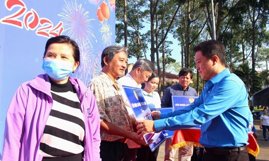 Chủ tịch LĐLĐ tỉnh An Giang Lâm Thành Sĩ trao tặng Mái ấm Công đoàn cho đoàn viên khó khăn về nhà ở. Ảnh: Lục Tùng