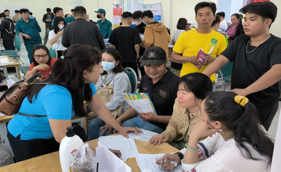 Người lao động nghe tư vấn, giới thiệu việc làm. Ảnh: Phương Ngân