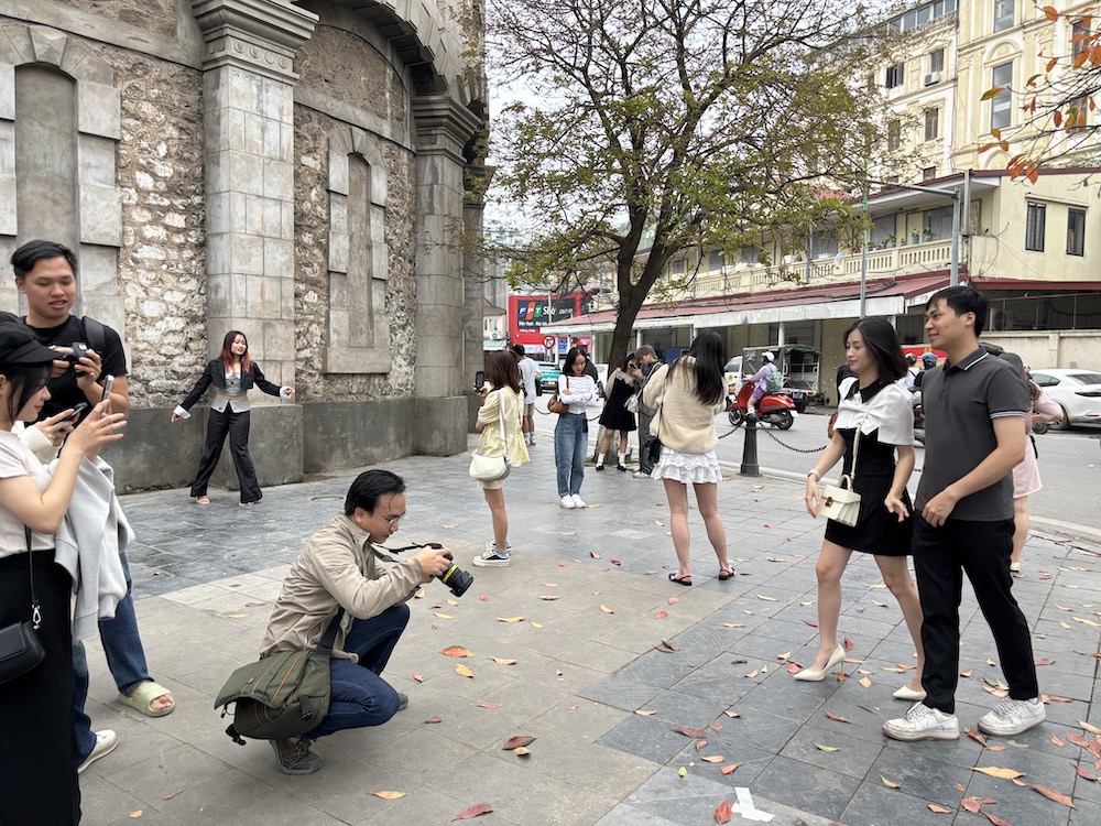 Quanh tháp nước Hàng Đậu đông khách chụp ảnh, nhiều người phải xếp hàng đợi có góc đẹp. Ảnh: Phương Chi