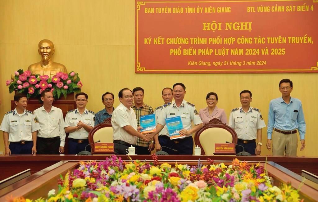 Bộ Tư lệnh Vùng Cảnh sát biển 4 và Ban Tuyên giáo Tỉnh ủy Kiên Giang ký kết phối hợp tuyên truyền. Ảnh: CSB4