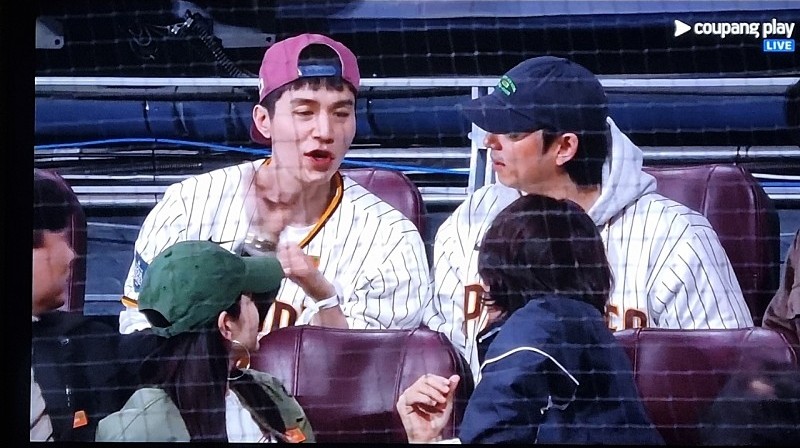 Gong Yoo và Lee Dong Wook trò chuyện vui vẻ với Hyun Bin và Son Ye Jin. Ảnh: Chụp màn hình