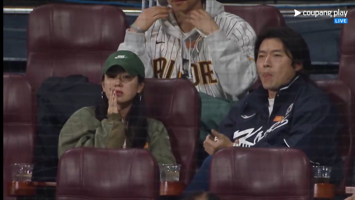 Hyun Bin và Son Ye Jin “hẹn hò” trên sân bóng chày. Ảnh: Chụp màn hình
