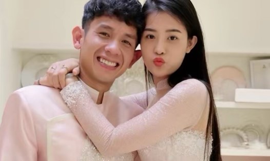 Nguyễn Phong Hồng Duy cùng bạn gái Kiều Oanh đi chọn váy cưới. Ảnh cắt từ video