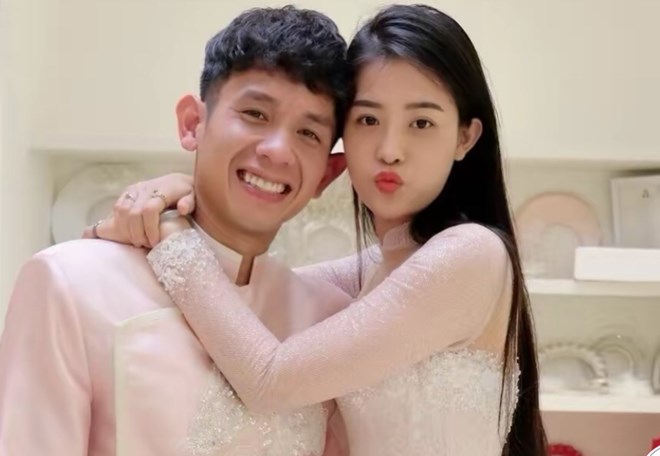 Vợ sắp cưới của hậu vệ Nguyễn Phong Hồng Duy là thạc sĩ, con gái tổng giám đốc ngành cao su