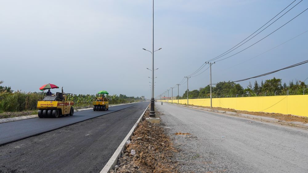 Dự kiến đường vành đai sân bay sẽ được rào chắn 2 đầu từ ngày 25.3 – 30.6 để đảm bảo thi công công trình. Ảnh: Tạ Quang