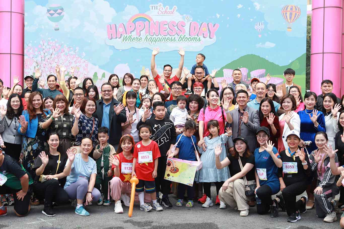 Đã có hơn 1.600 khách mời, giáo viên, học sinh, phụ huynh các nơi tham dự Lễ hội Hạnh phúc.