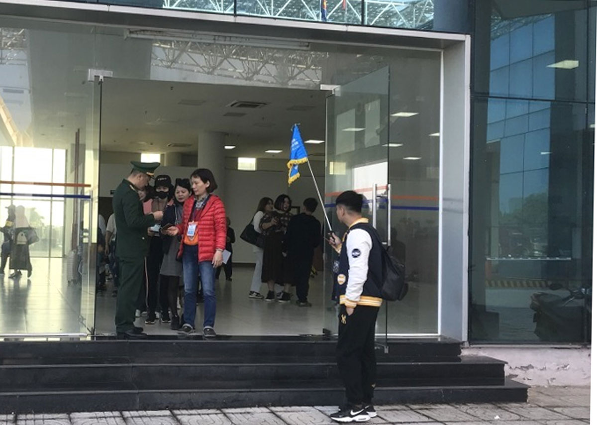 Đoàn khách du lịch làm thủ tục xuất nhập cảnh tại Cửa khẩu Quốc tế Móng Cái khu vực cầu Bắc Luân 2. Ảnh: Đoàn Hưng 