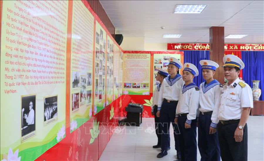 Cán bộ, chiến sĩ Lữ đoàn 962 - Quân khu 9 tham quan Triển lãm. Ảnh: TTXVN